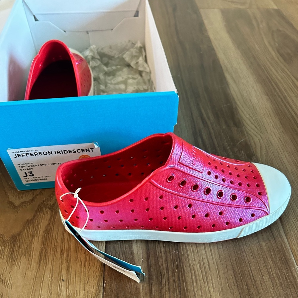 Native Jefferson - Torch Red, girls size 3. Brand new in box. Purchased for $35